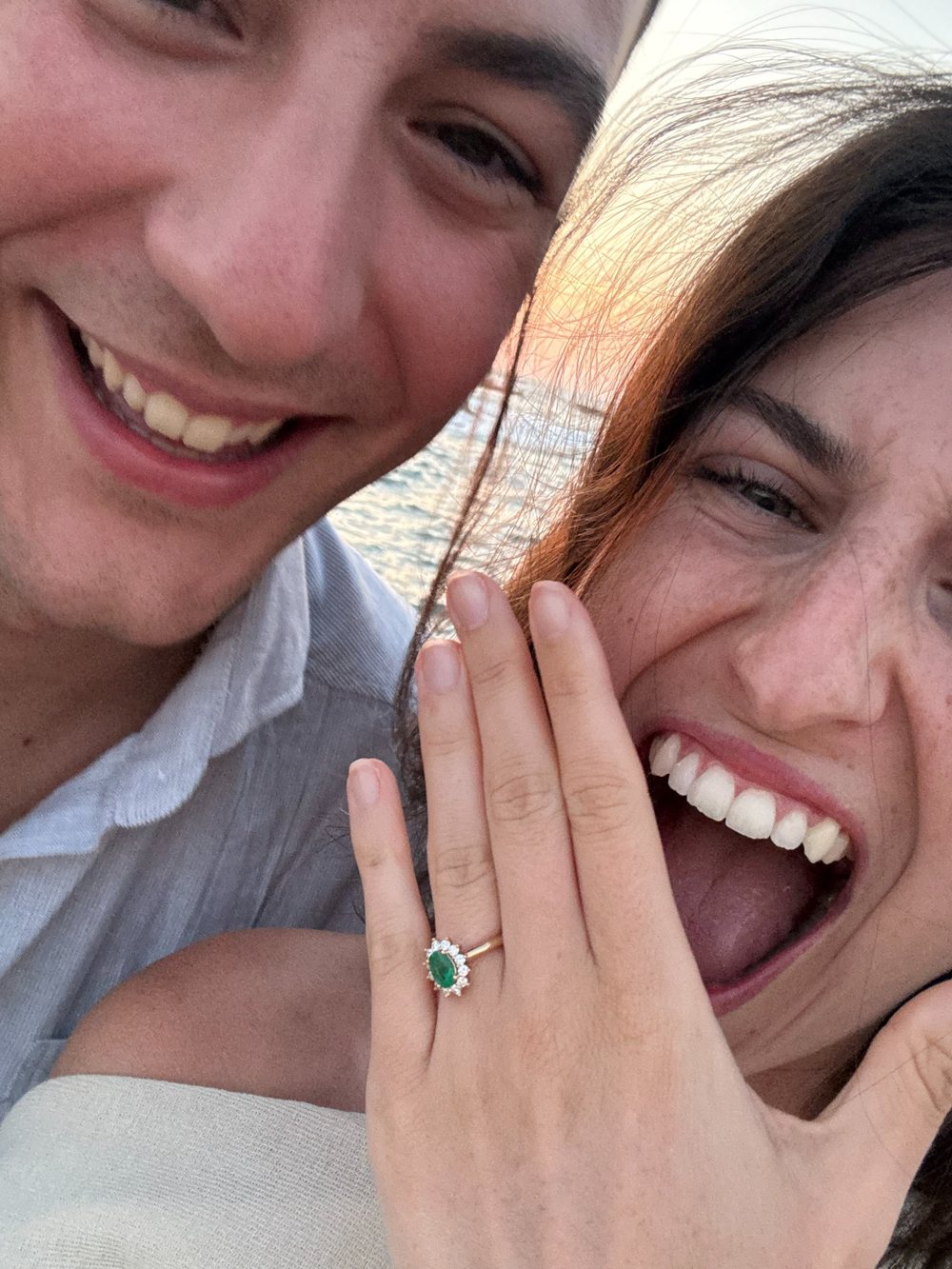 Elena y Álvaro celebrando la pedida
